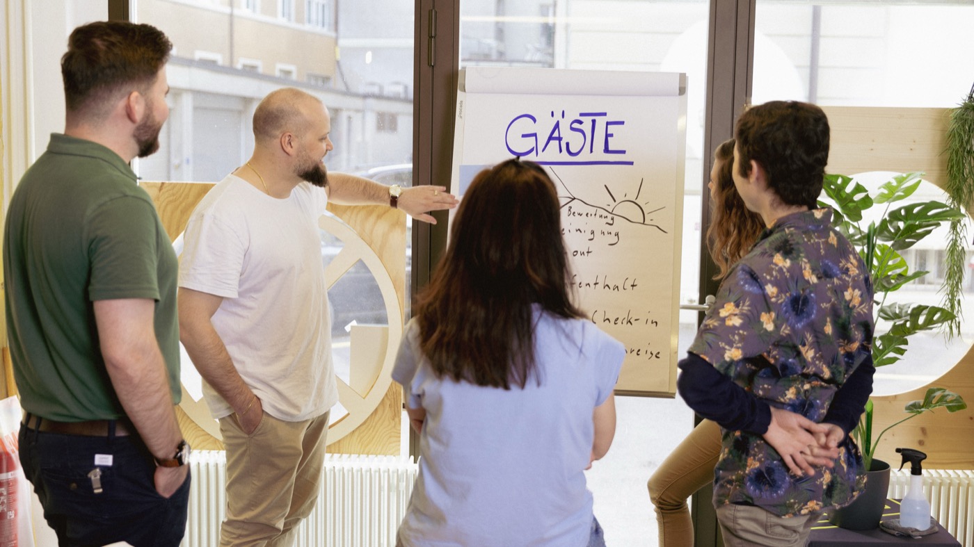Stefan Sterchi im Workshop mit dem SURFERSHOME-Team zur Gästereise
